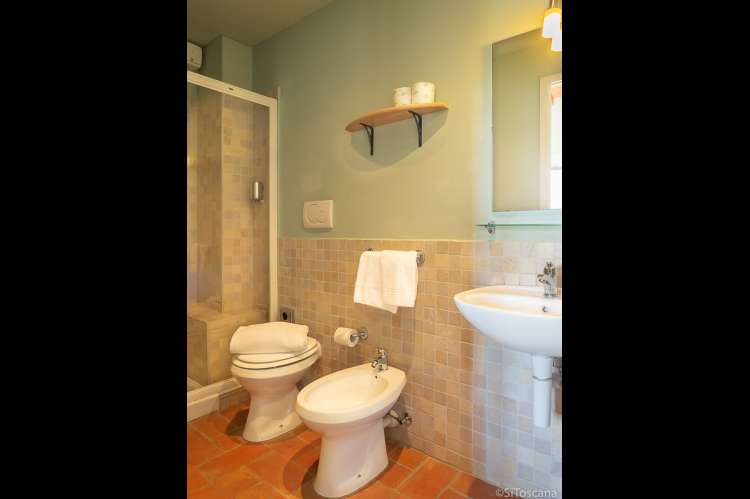 Bildet viser bad i feriehus på vingård med basseng og restaurant i Toscana.