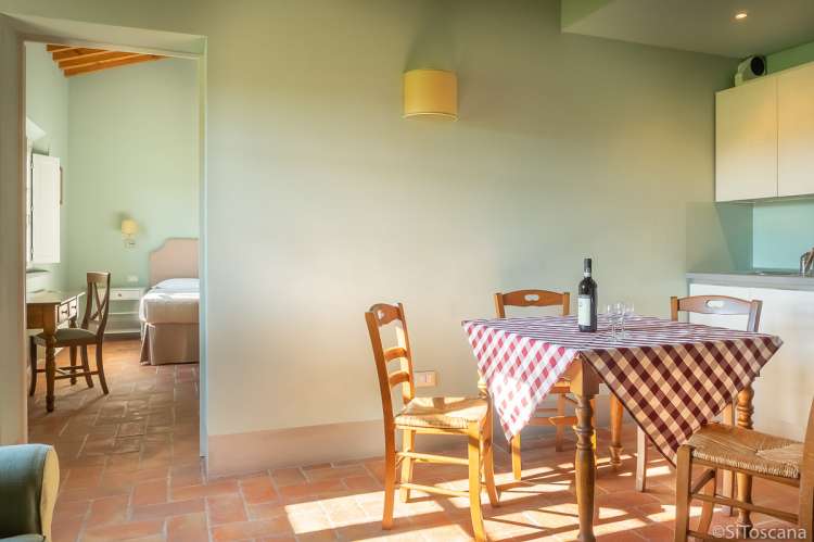Bildet viser spisebord i feriehus på vingård med basseng nært Pisa.