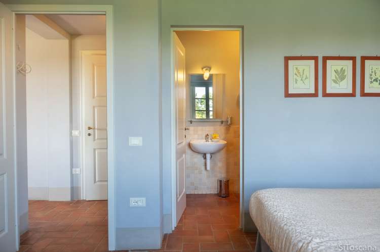 Bildet viser soverom med bad på gårdshotell nært Pisa i Toscana.