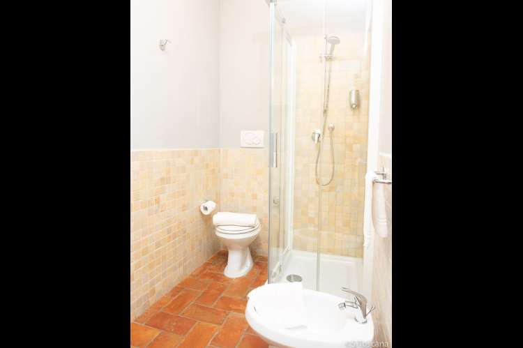 Bildet viser bad på gårdshotell på vingård i Toscana.