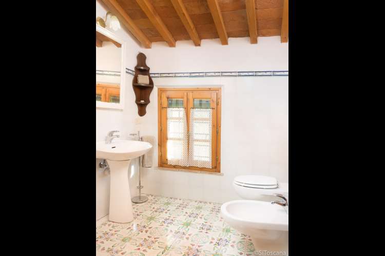 Bildet viser ett av badene i leiligheten Colombaia på vingården Borgo Etruschi, formidlet av SiToscana..