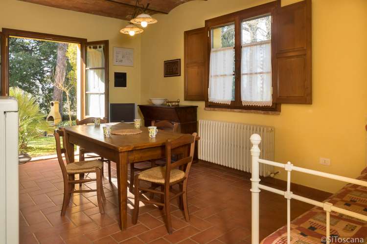 Cavallino har direkte utgang til uteplass. Bildet viser stue i feriehus på vingård med restaurant nært Pisa i Toscana.