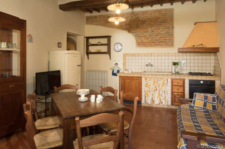 Mano Mano Rota har sovesofa i oppholdsrom/kjøkken. Bildet viser stue med kjøkken i feriehus på barnevennlig vingård med basseng i Toscana.