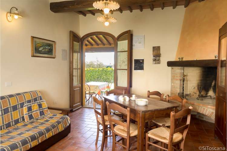 Mano Mano Rota har direkte utgang til egen uteplass fra oppholdsrom/kjøkken. Bildet viser stue i feriehus på vingård med restaurant og basseng, nært Pisa.