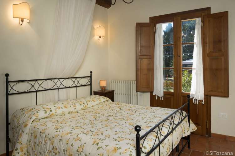 Mano Mano Rota har to soverom. Bildet viser soverom i feriebolig på vingård med basseng og restaurant i Toscana.