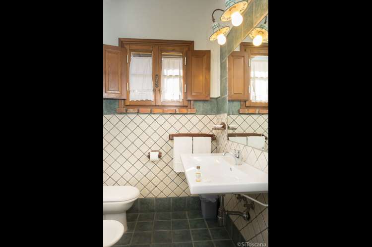 Mano Mano Rota har to bad. Bildet viser bad i feriehus på familievennlig vingård med basseng, midt mellom Pisa og Firenze.