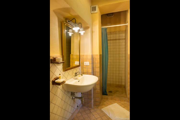 Cecco Bilenco har ett bad. Bildet viser bad i ferieleilighet på vingård med basseng i Toscana.