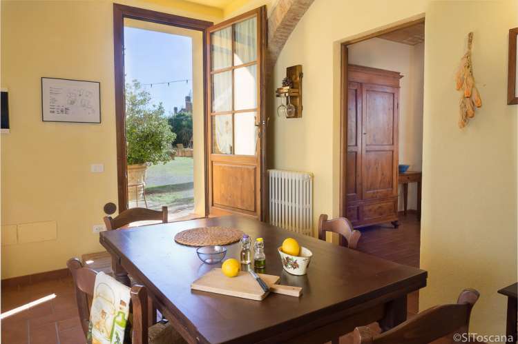 Cecco Bilenco har direkte utgang til egen uteplass. Bildet viser spisebord på kjøkken i feriehus på vingård nært Pisa i Italia.