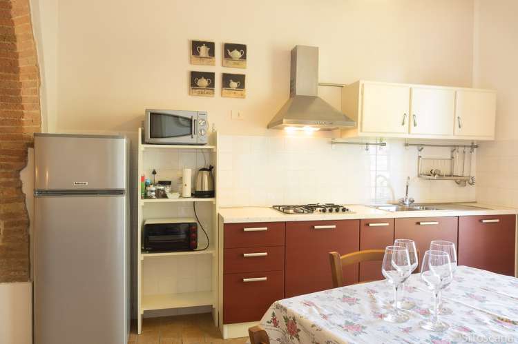 Cantina. Kjøkken med spisebord.