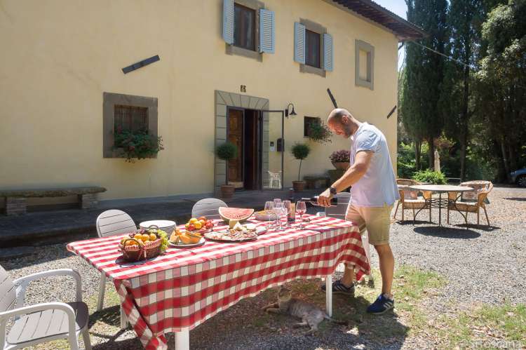Bildet viser langbord med toskansk mat utenfor feriehus i Toscana.