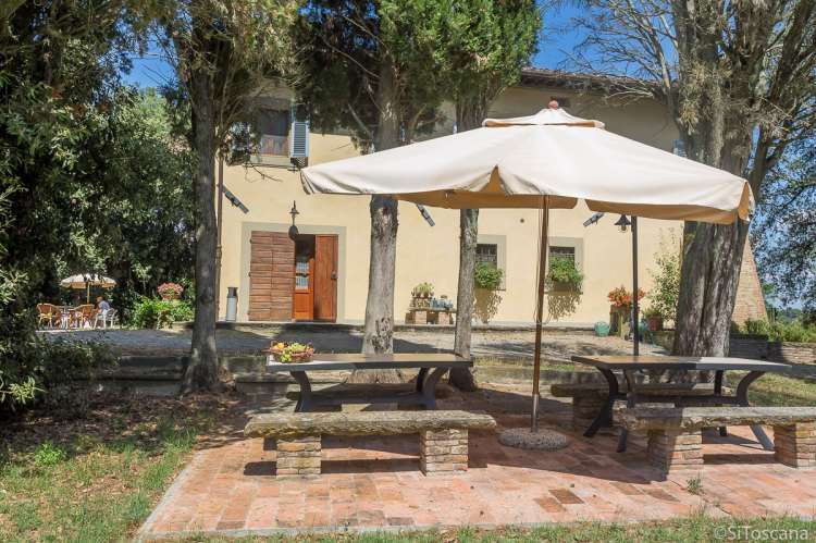 Bildet viser uteplass til feriehus med høy standard i Toscana.