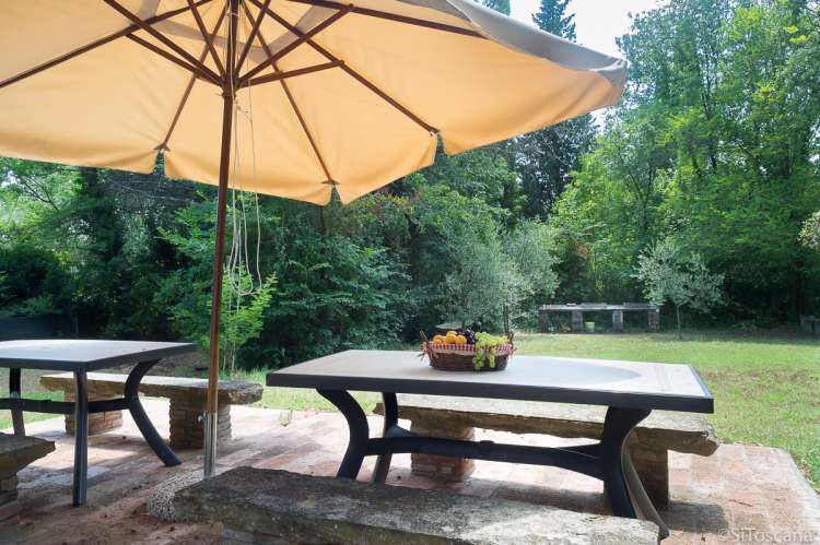 Bildet viser grillområde utenfor villa for ferie i Toscana.