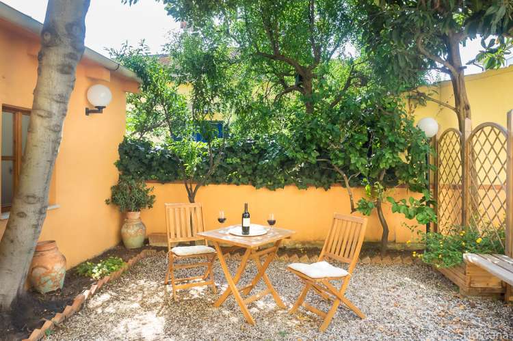 Uteplassen til Roberto. Bildet viser uteplass til ferieleilighet i gåavstand til strand i Toscana.