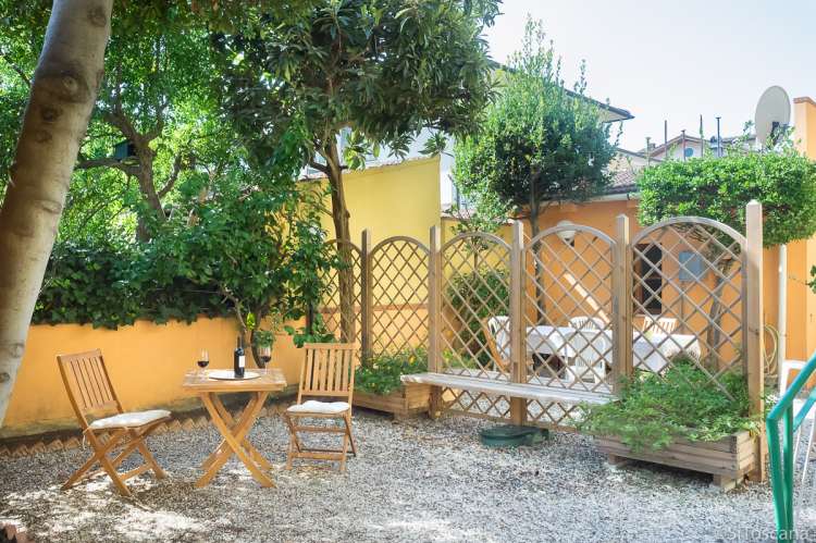 Uteplassen til Severino. I bakgrunnen er uteplassen til Vera. Bildet viser bakgård i feriehus ved strender i Toscana.