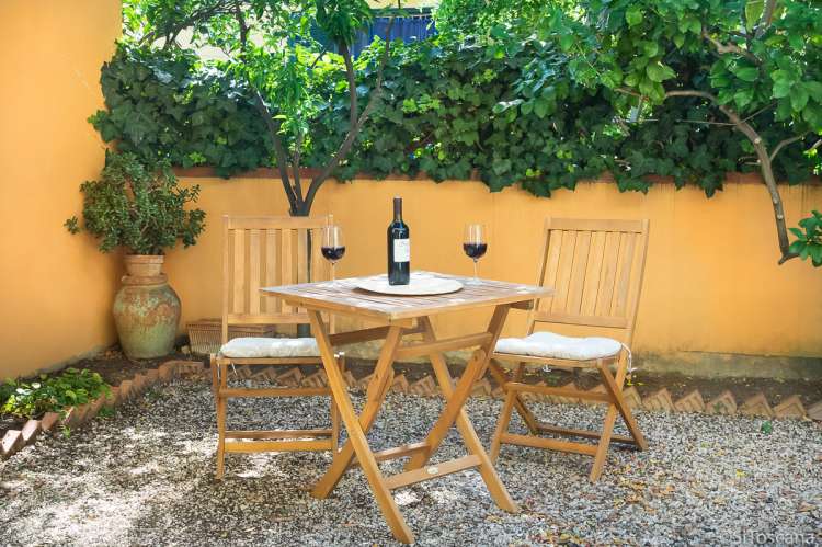 Uteplassen til Roberto. Bildet viser uteplass i feriebolig ved sjøen i Toscana.
