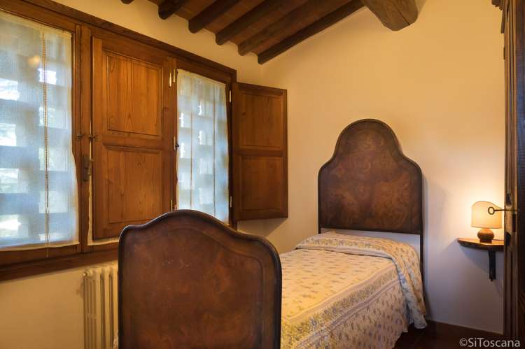 Tre Civette har to soverom, et dobbeltrom og et enkeltrom. Bildet viser soverom med enkeltseng på vingård nært Pisa i Italia.