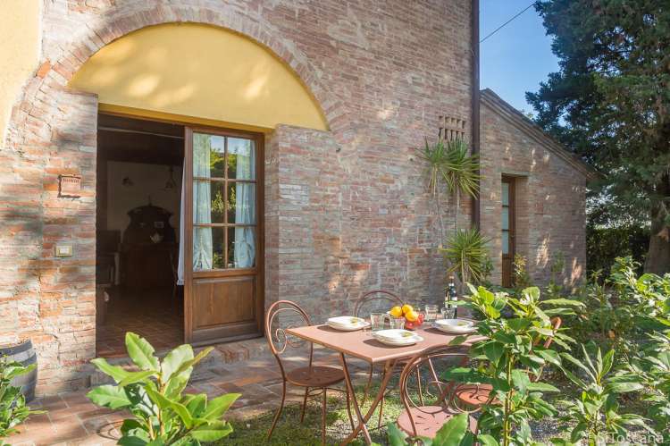 Tre Civette har direkte utgang til egen uteplass fra kjøkkenet. Bildet viser uteplass til feriehus på vingård nært Pisa i Toscana.