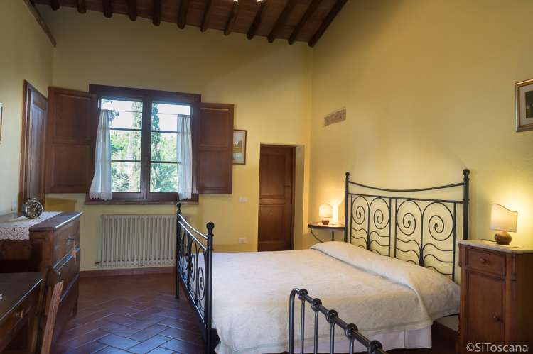 Staccia Buratta har ett soverom, med plass til en ekstraseng. Bildet viser soverom i feriebolig på vingård nært Pisa i Italia.