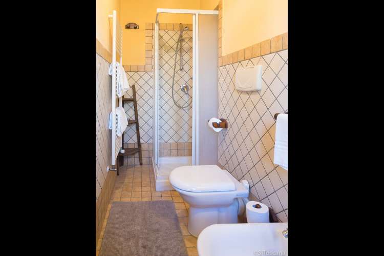 Staccia Buratta har ett bad. Bildet viser bad i ferieleilighet på vingård midt mellom Pisa og Firenze.