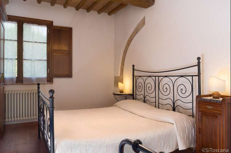 Cavallino har ett soverom med plass til en ekstraseng. Bildet viser soverom i ferieleilighet nært middelalderby midt mellom Pisa og Firenze.