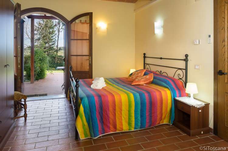 Bildet viser soverom med uteplass på vingård ved Pisa i Italia.