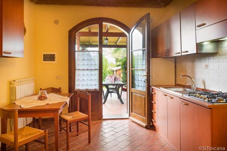 Bildet viser kjøkken med uteplass i feriebolig på vingård med utsikt i Toscana.