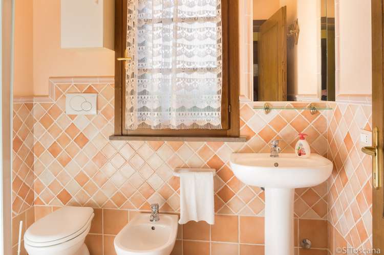 Bildet viser bad i feriebolig på vingård i vindistriktet Chianti i Toscana.