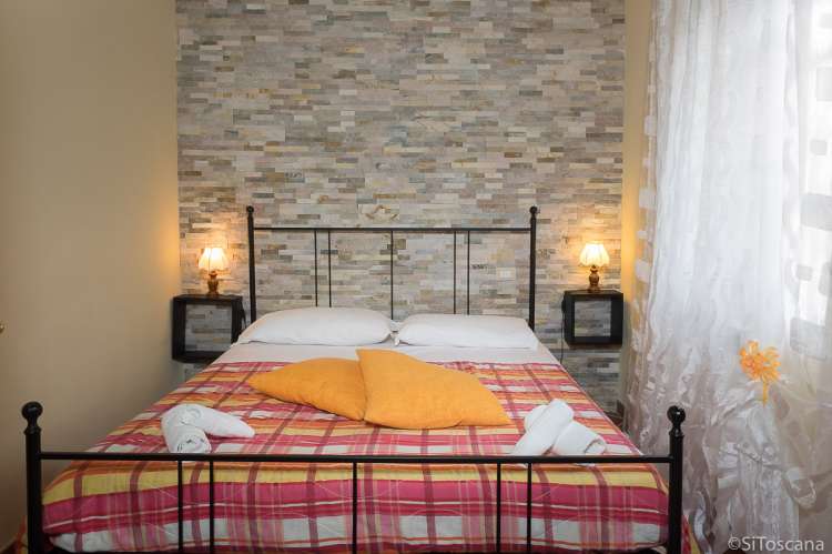 Bildet viser soverom i ferieleilighet på vingård med utsikt i Toscana.