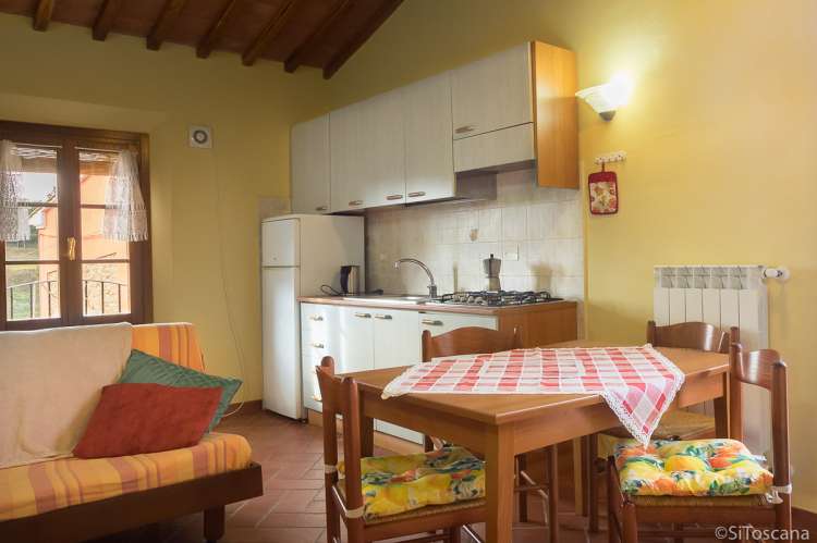 Bildet viser stue og kjøkken i feriebolig på vingård for storfamilien.