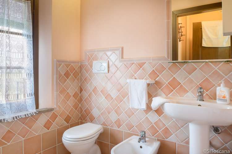 Bildet viser bad i ferieleilighet på vingård i Toscana.