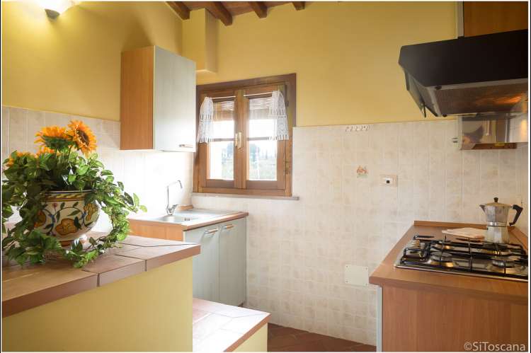 Bildet viser kjøkken i ferieleilighet på vingård med matservering i Toscana.