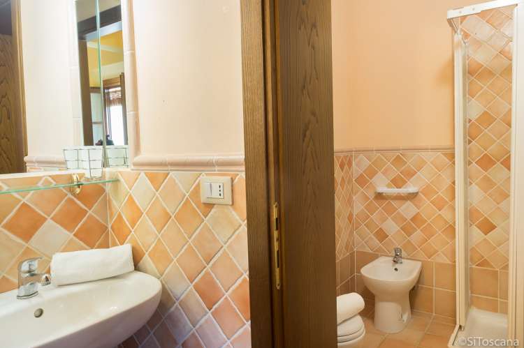 Bildet viser bad i feriebolig på vingård for barnefamilier i Toscana.