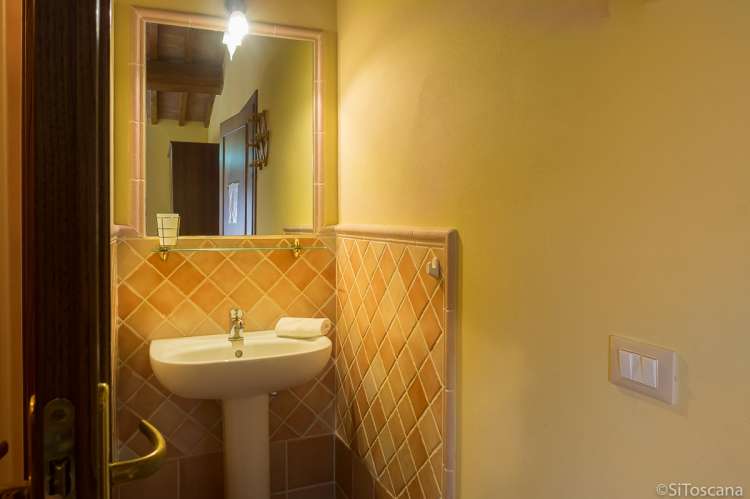 Bildet viser bad i feriebolig på vingård med vinsmaking i Toscana.