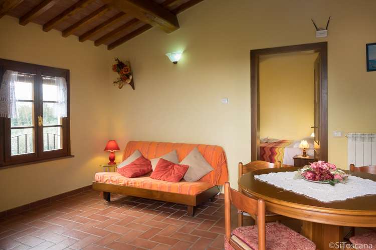 Bildet viser oppholdsrom i feriebolig på vingård med privat basseng i Toscana.