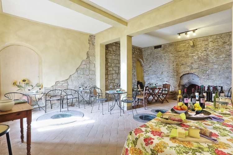 Bildet viser vinsmakingsrom på vingård med utsikt i Toscana.