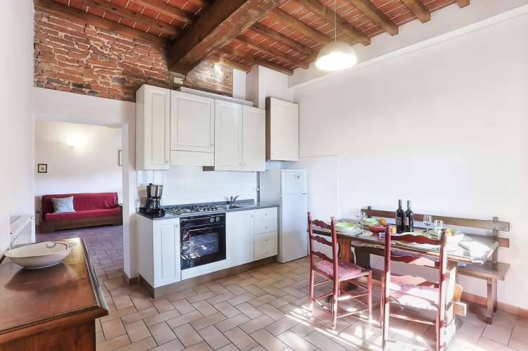 Bildet viser kjøkken i feriebolig på vingård i Toscana.