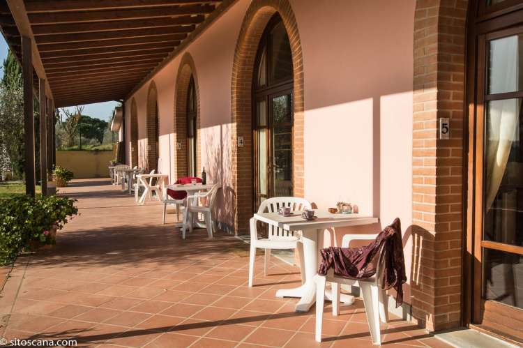 Uteplassene til suitene som vender mot bassenget. Bildet viser uteplasser til rom på vingård midt mellom Pisa og Firenze.