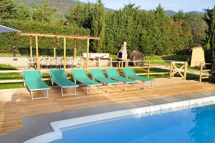 Bildet viser feriehus i landsby med privat basseng og hage, nært Pisa.