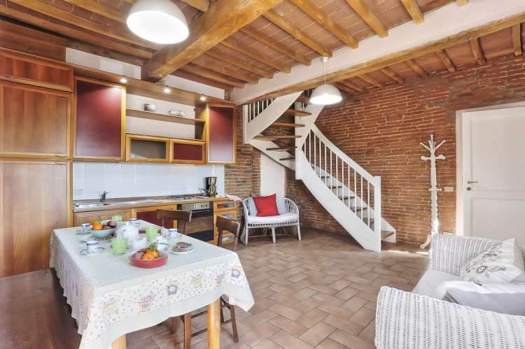 Bildet viser stue med kjøkken i feriehus på vingård nært Pisa i Italia.