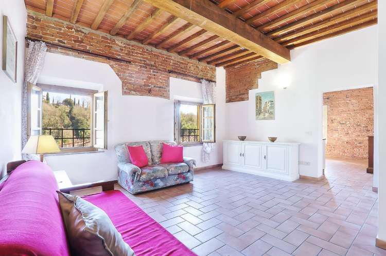 Bildet viser stue i feriehus på vingård ved Pisa i Italia.