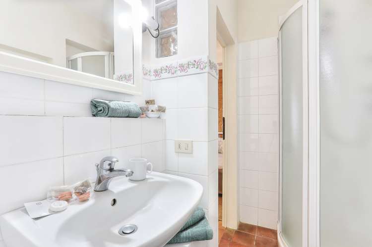 Bildet viser bad i feriehus på vingård med matservering i Toscana.