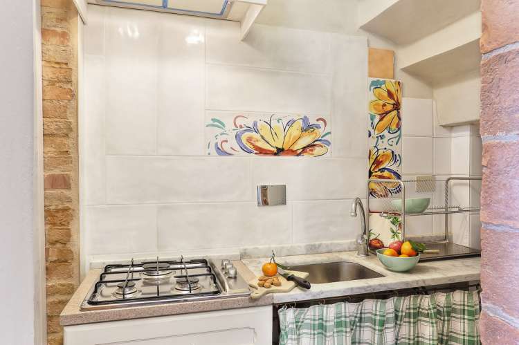 Bildet viser kjøkken i feriehus på vingård med matservering i Toscana.