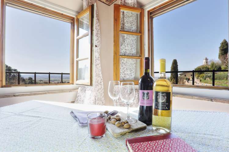 Bildet viser utsikt fra feriehus på vingård i Toscana.