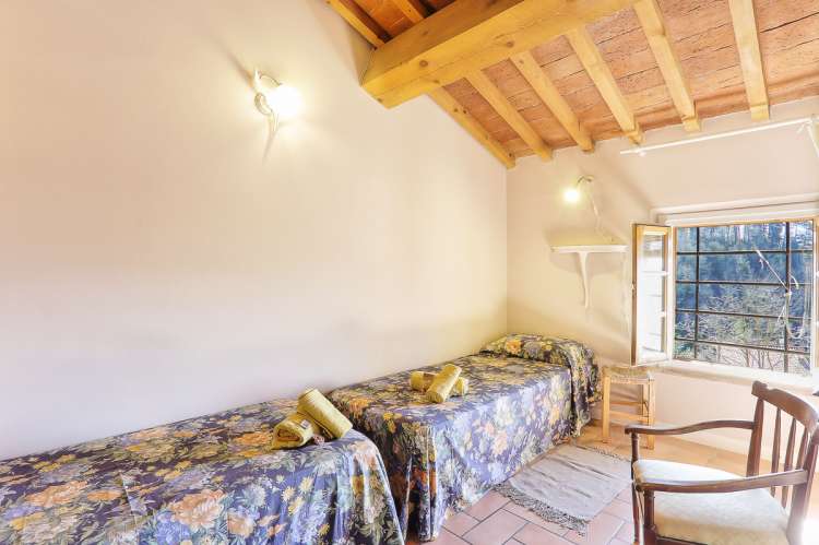 Bildet viser soverom i feriebolig på vingård nært Pisa og Firenze.