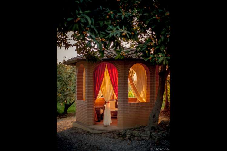 Bildet viser lysthus på kvelden på olivengård ved Pisa i Toscana.