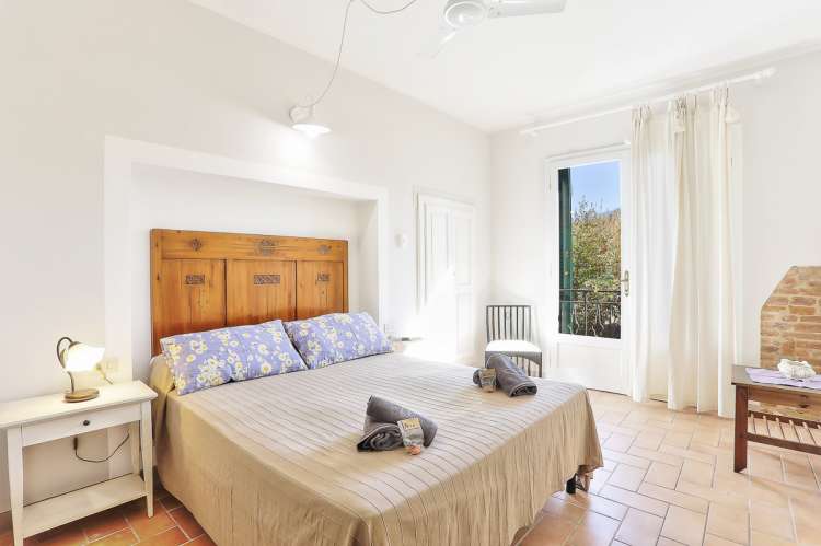 Bildet viser soverom med utsikt i feriebolig på vingård nært Firenze.