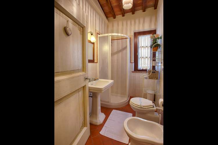 Bildet viser bad i feriehus på olivengård med basseng nært Pisa i Toscana.