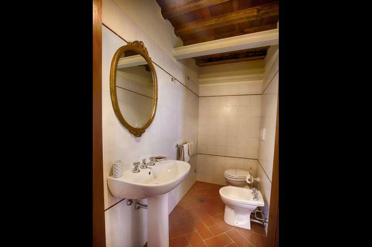 Bildet viser bad i feriebolig på olivengård ved landsby i Toscana.