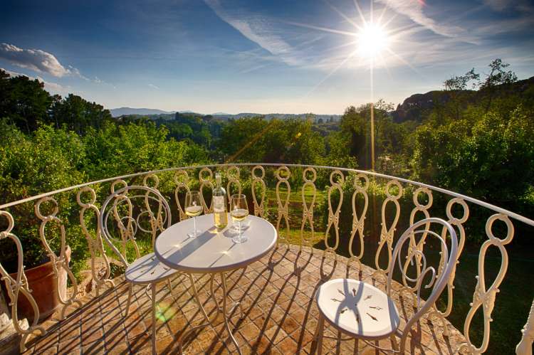 Bildet viser terrasse i solnedgang på feriebosted for barnefamilier i Toscana.