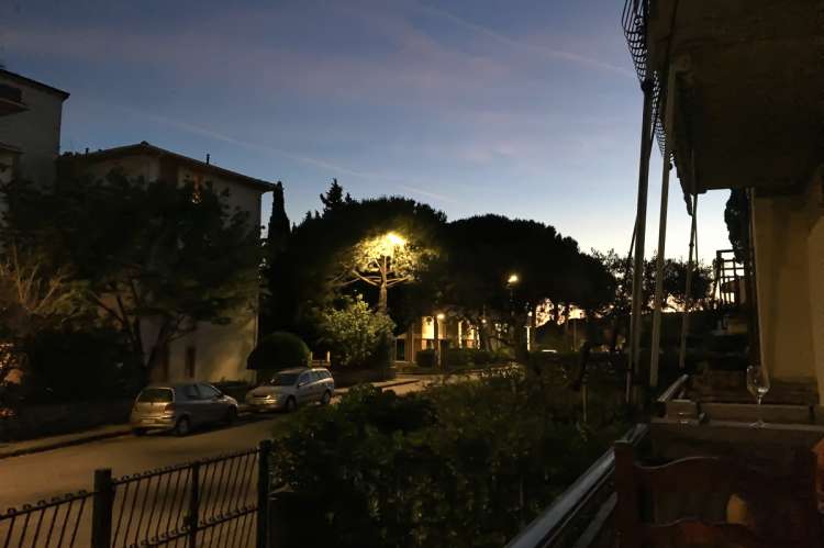 Bildet viser feriehus på kvelden i badeby ved Pisa i Italia.